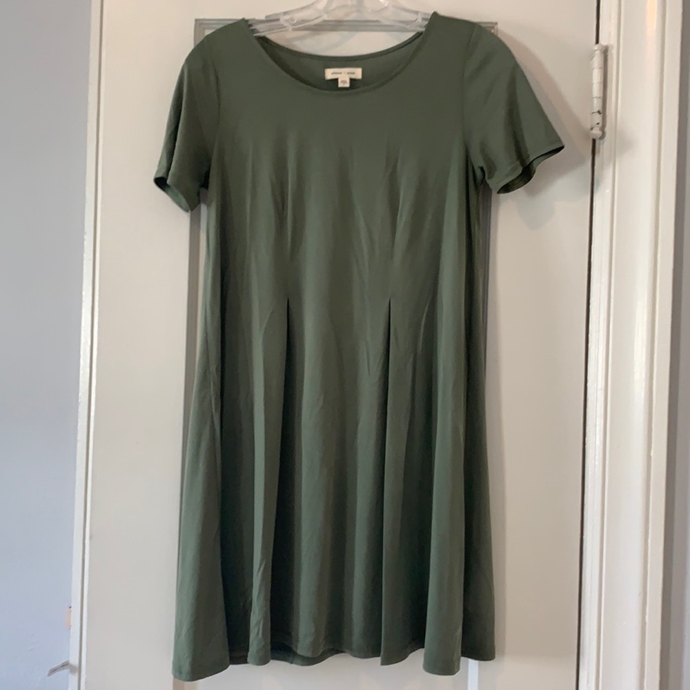 Silence + Noise soft flowy green dress in good condition. Size small